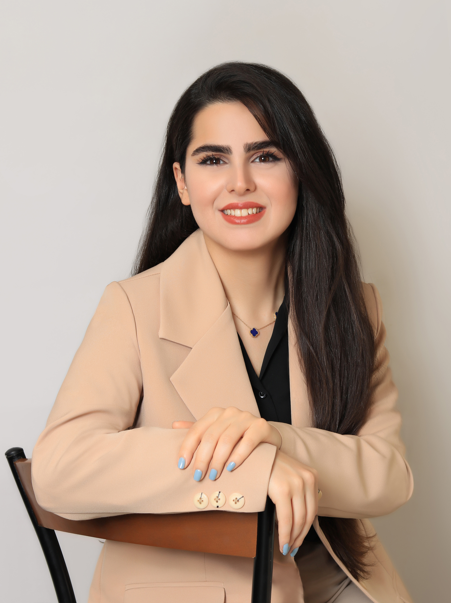 نیلوفر اقصاییHover